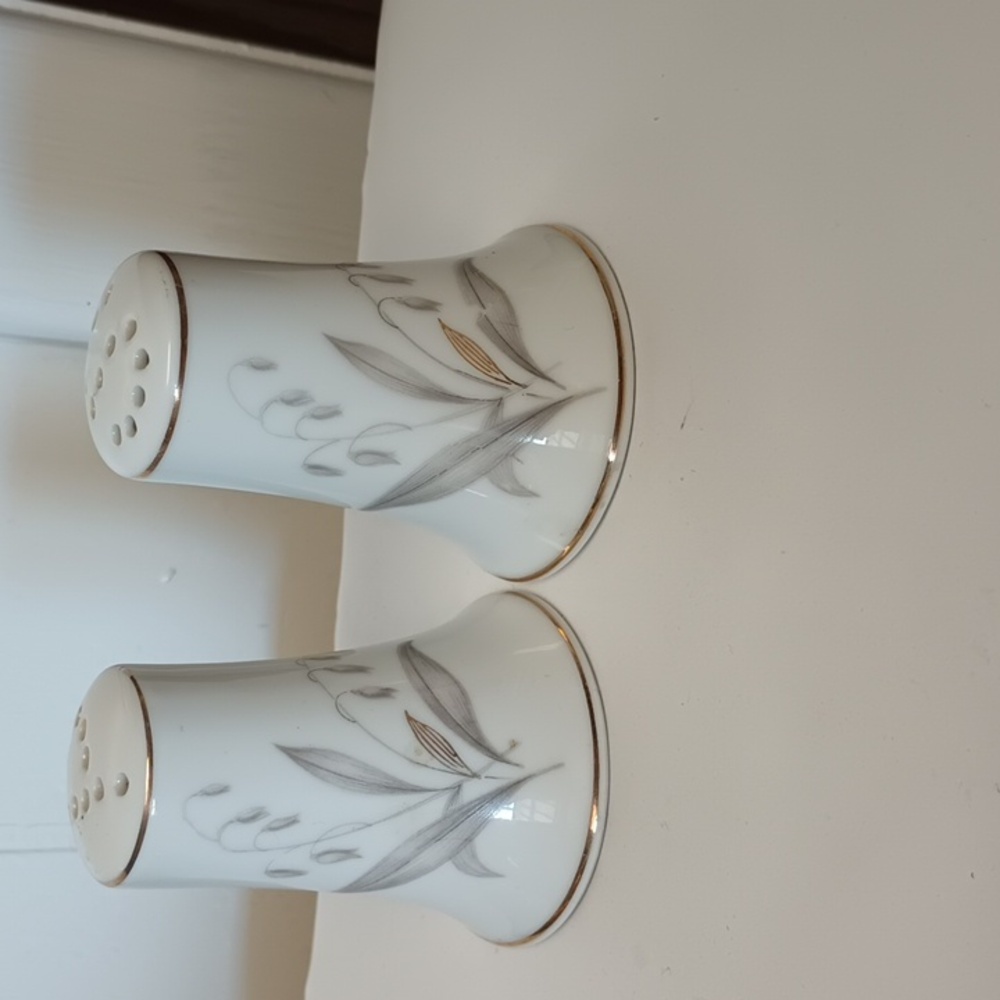 Kaysons golden rhapsody salt and pepper shakers